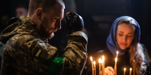 W okopach nie ma ateistów? Coraz więcej Ukraińców deklaruje wiarę w Boga