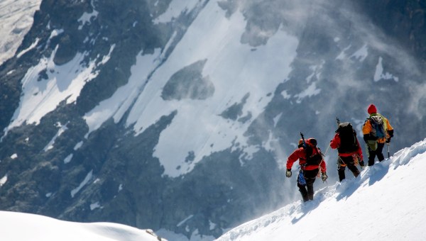 trzech alpinistów schodzi z góry w okolicy Mont Blanc
