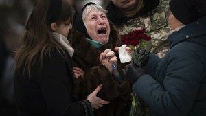 Ukraińska kobieta płacze podczas pogrzebu bliskiego jej żołnierza, który zginął w walkach z Rosjanami