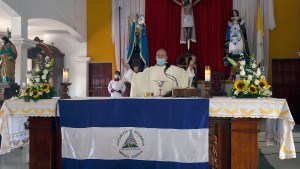 Msza w Nikaragui z flagą na ołtarzu