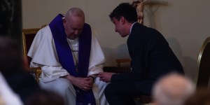Idziesz do konfesjonału, a tam&#8230; papież. Niezwykły gest Franciszka [GALERIA]