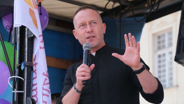 Ksiądz Dominik Chmielewski podczas Marszu dla Życia i Rodziny