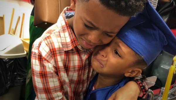 rodzeństwo przytula się do siebie