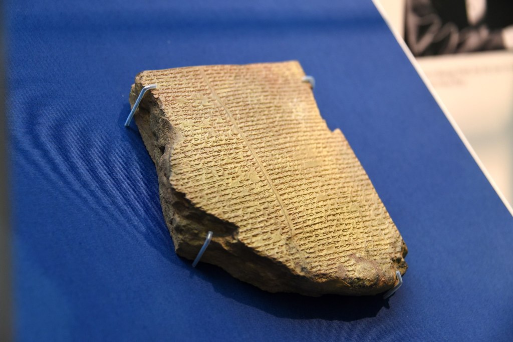 Jedna z wcześniej odkrytych glinianych tabliczek zawierająca fragment babilońskiego Eposu o Gilgameszu