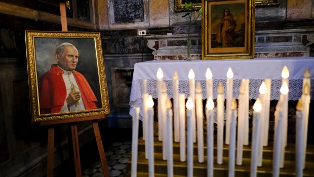 portret Jana Pawła II w kościele