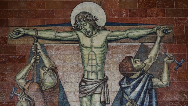 Jezus przybity do krzyża