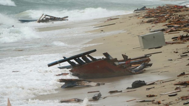 Szczątki rozbitej łodzi migrantów na plaży w Steccato di Cutro
