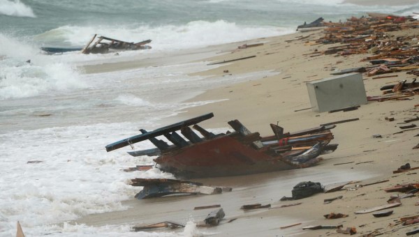Szczątki rozbitej łodzi migrantów na plaży w Steccato di Cutro