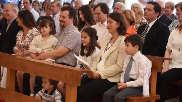 dzieci z rodzicami w kościele na Mszy świętej
