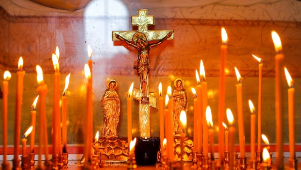 Krzyż prawosławny pośród świec