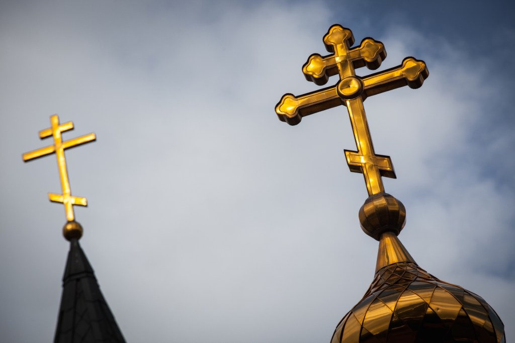Krzyże prawosławne na dachu ukraińskiej cerkwi
