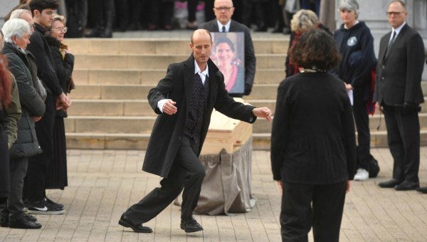 Mąż tańczący na pogrzebie zamordowanej Agnes Lassalle