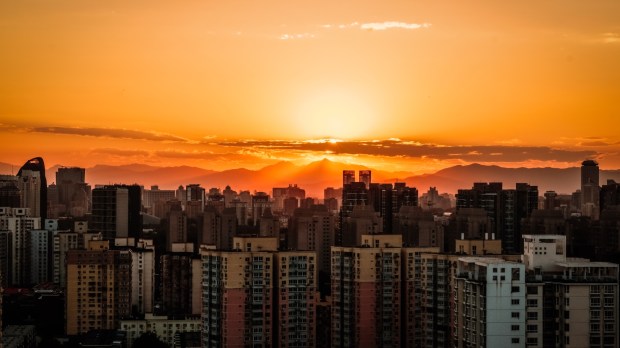 bloki w Pekinie o zachodzie słońca