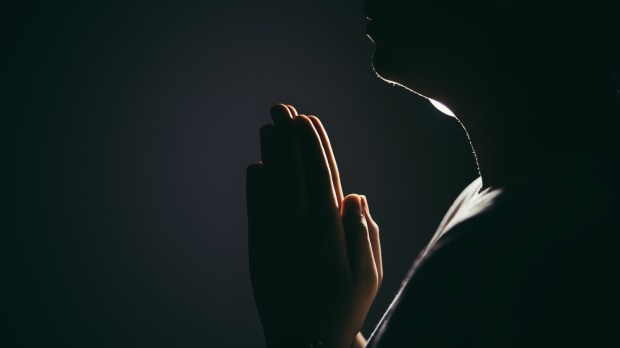 dłonie złożone w geście modlitwy