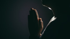 dłonie złożone w geście modlitwy