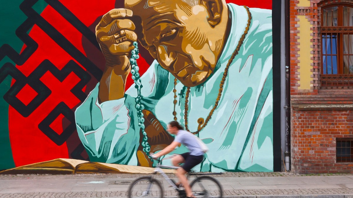 Mural z papieżem Janem Pawłem II na murze przy ulicy kardynała Kominka na Ostrowie Tumskim we Wrocławiu