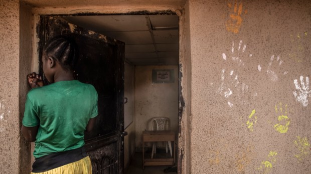 nastolatka z Nigerii w obozie dla przesiedlonych po ucieczce przed prześladowcami