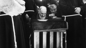 Ojciec Pio i bracia kapucyni podczas Mszy w San Giovanni Rotondo w maju 1966 roku