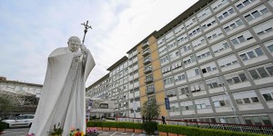 Franciszek miał „dobrą noc” w szpitalu