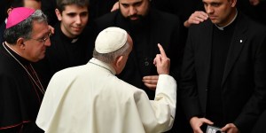 „Dobry duszpasterz nie może oddzielać się od owczarni”. Ważne słowa papieża Franciszka do przyszłych kapłanów