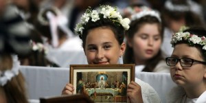 Dzieci chwalą się prezentami na Pierwszą Komunię. Gratulować czy zabraniać? I jak tłumaczyć?