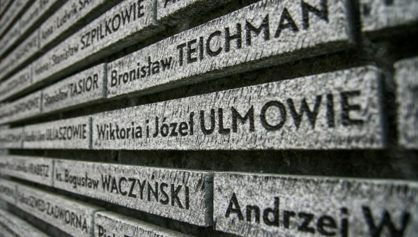 Ściana z nazwiskami osób, które w czasie wojny ratowały rodziny żydowskie w muzeum w Markowej