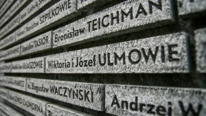 Ściana z nazwiskami osób, które w czasie wojny ratowały rodziny żydowskie w muzeum w Markowej