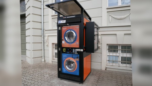 Pralkomat dla bezdomnych stanął przed bazyliką w Bydgoszczy