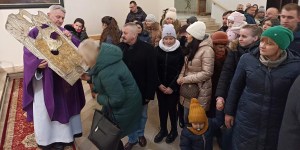 Leżała w komórce wśród desek. Odnaleziono srebrno-złotą sukienkę z zabytkowego obrazu Maryi
