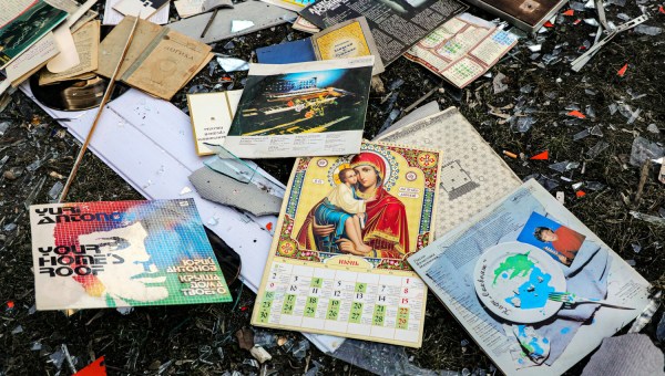 szczątki budynku mieszkalnego zniszczonego w wyniku rosyjskiego ostrzału