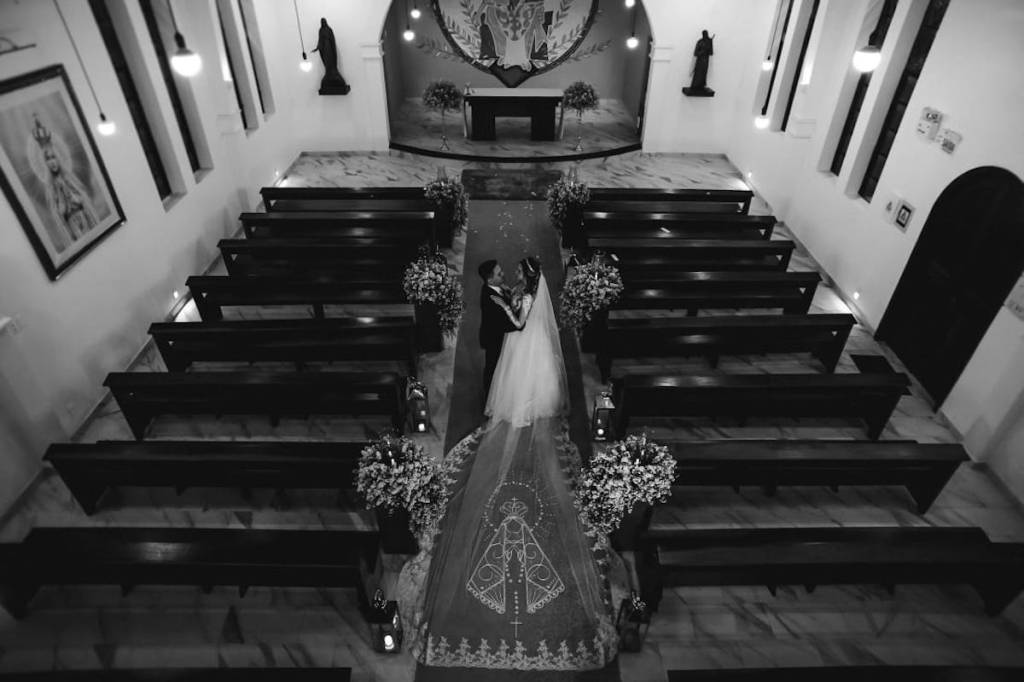 Noiva veste véu com imagem de Nossa Senhora Aparecida