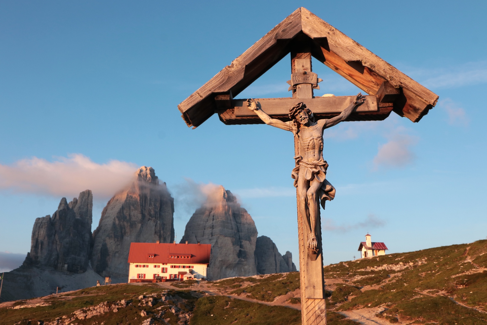 Krucyfiks przy szlaku we włoskich Dolomitach