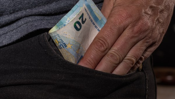 złodziej oddał skradzione pieniądze