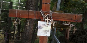 Niezwykły cmentarz niechcianych krzyży. „To szczególny znak Męki Pańskiej”