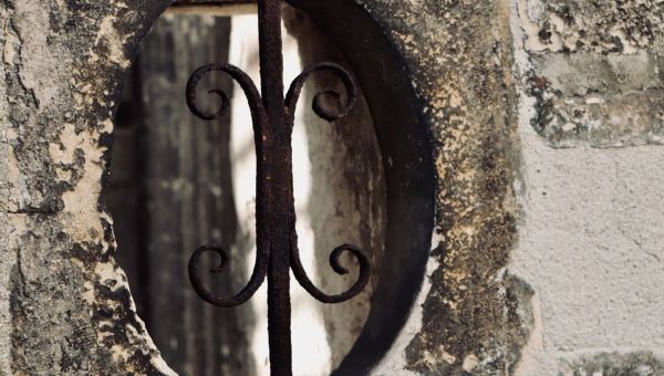 stare uszkodzone okno