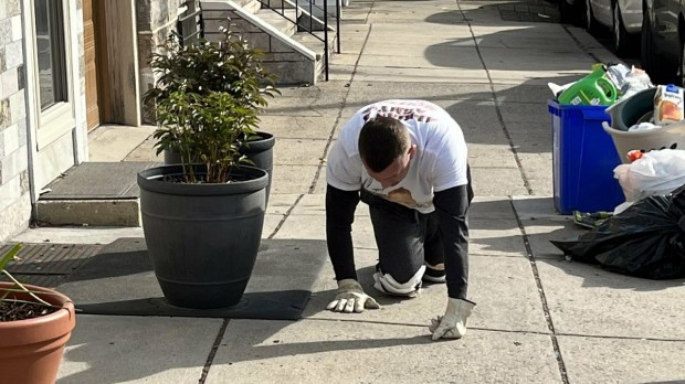 Philadelphia father makes kneeling pilgrimage