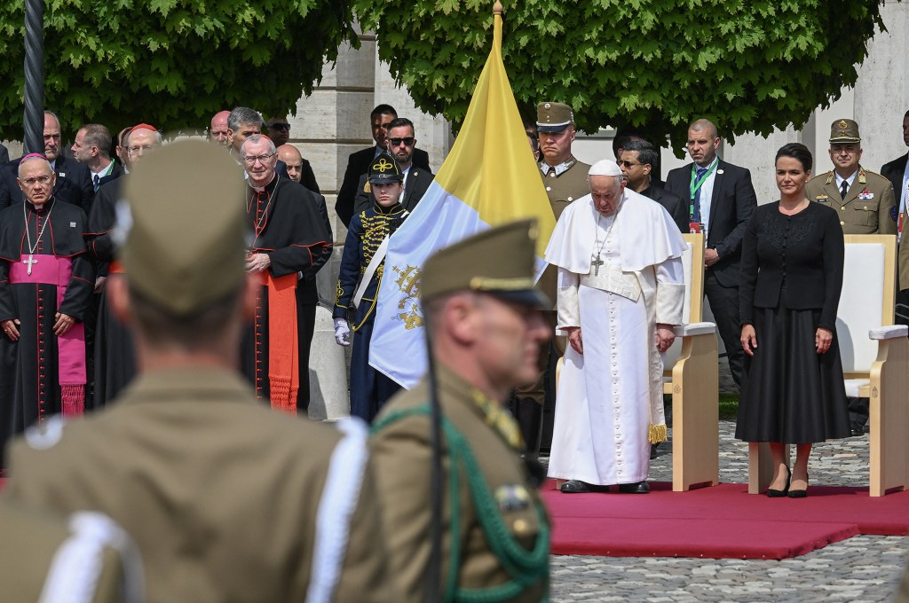 Pope Francis and Hungary's President Katalin Novak attend a welcoming ceremony at Sandor Palace in Budapest on April 28 2023