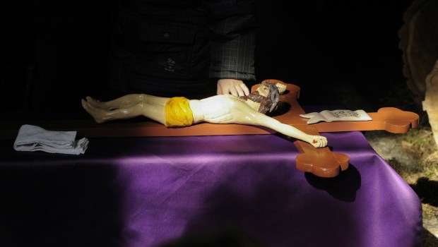 Adoracja krzyża w Wielki Piątek