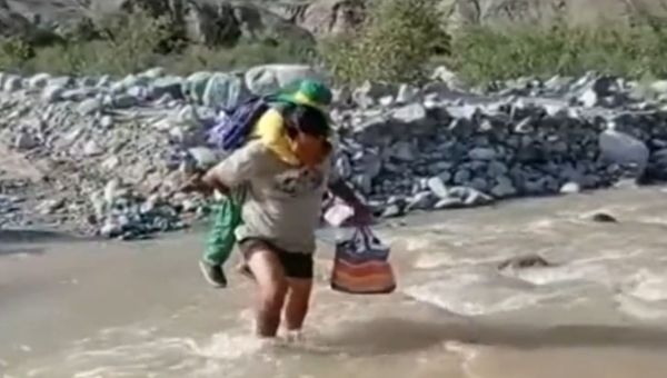 Bohaterski nauczyciel z Peru pomaga uczniom przedostać się przez rzekę w drodze do szkoły