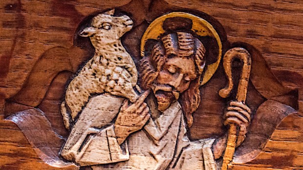 Jezus Chrystus - Dobry Pasterz niesie owcę na swych ramionach