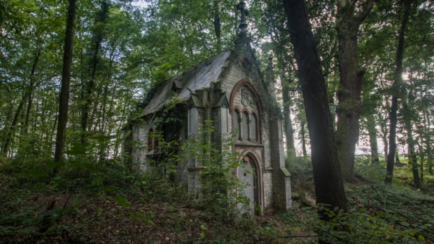 Kaplica grobowa rodziny Seherr-Thoss w miejscowości Dobra w województwie opolskim w 2019 roku