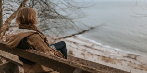 Krzywda wyrządzona przez duchownego sprawiła, że nie umiałam zobaczyć granic między dobrem a złem [świadectwo]