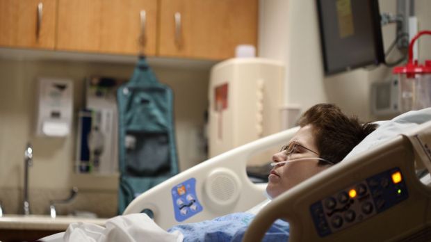 kobieta leżąca w szpitalu w śpiączce