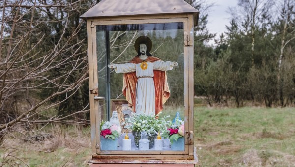 Wiejska kapliczka w powiecie łochowskim na Mazowszu