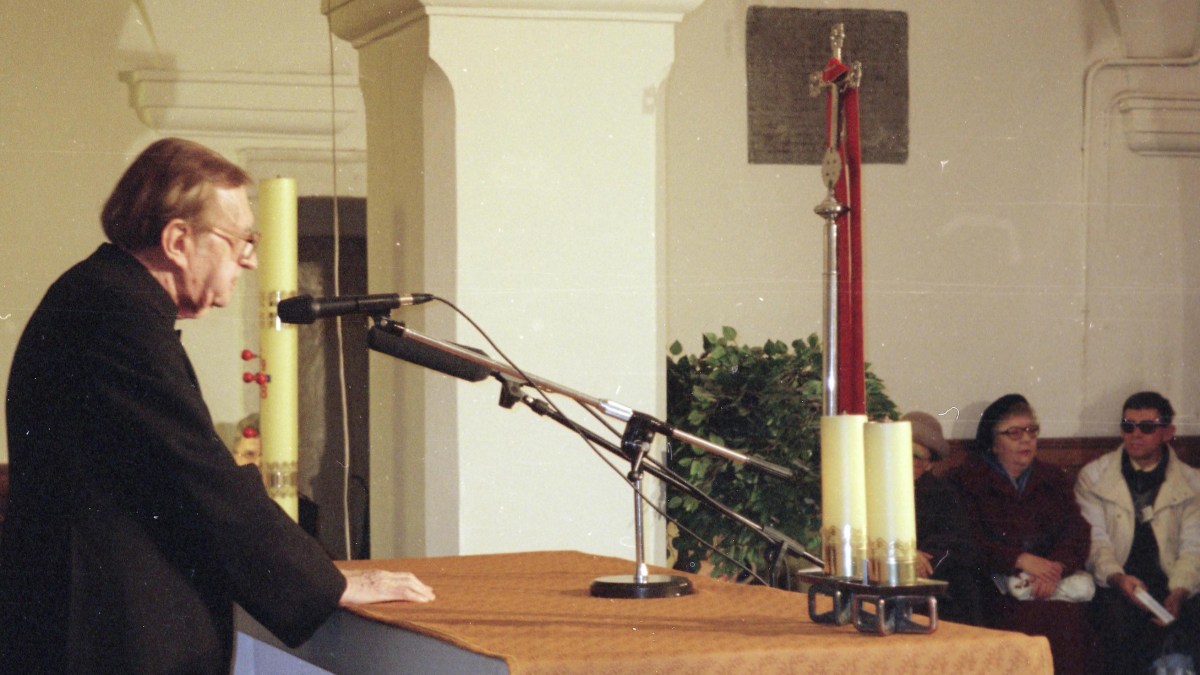 Ksiądz Jan Twardowski przemawia w kościele św. Krzyża w Warszawie