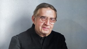 Ksiądz Jan Twardowski siedzi przy stoliku