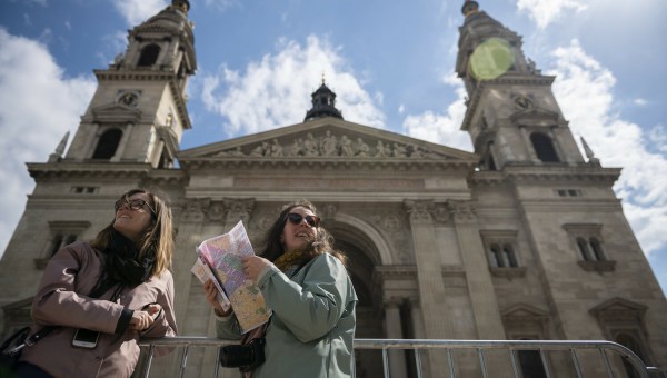 Turyści przed katedrą świętego Stefana w Budapeszcie