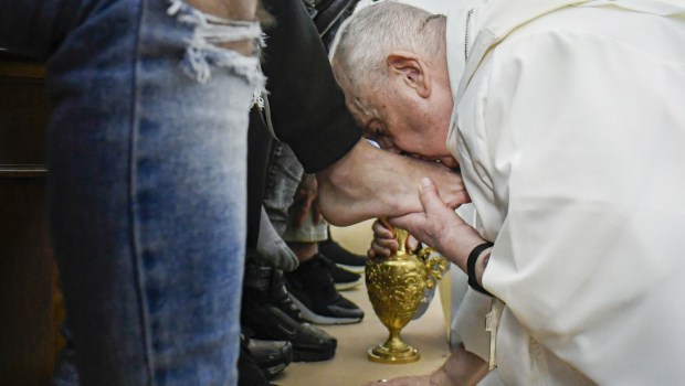 Papież Franciszek obmył nogi osadzonym w więzieniu dla nieletnich w Rzymie