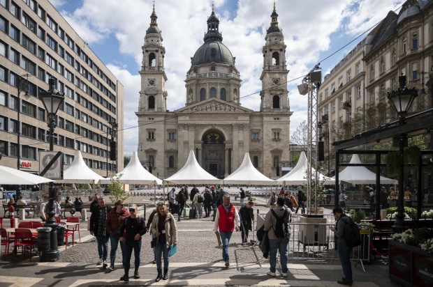Turyści przed katedrą św. Stefana w Budapeszcie