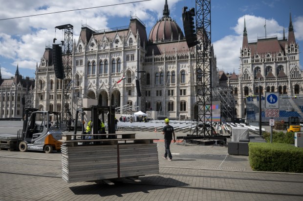 Przygotowania do Mszy papieskiej na placu Kossutha w Budapeszcie